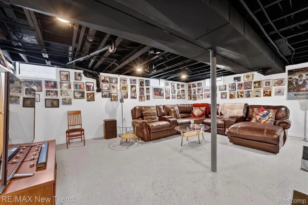 24414 Lois Lane Southfield City, MI 48075