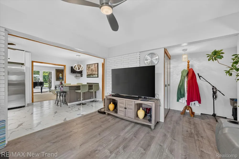 24414 Lois Lane Southfield City, MI 48075