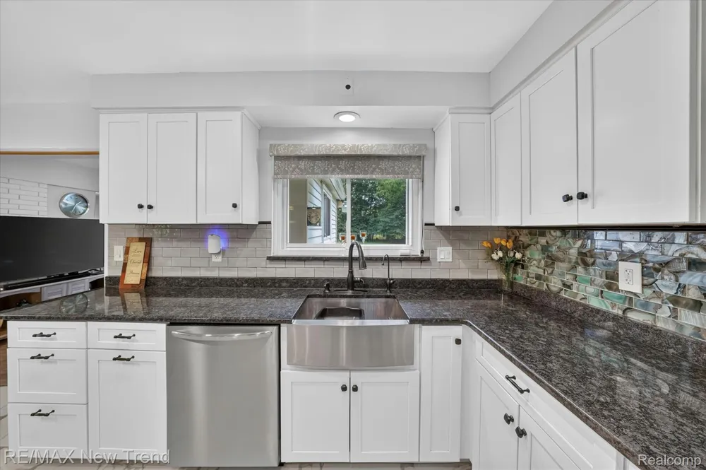 24414 Lois Lane Southfield City, MI 48075