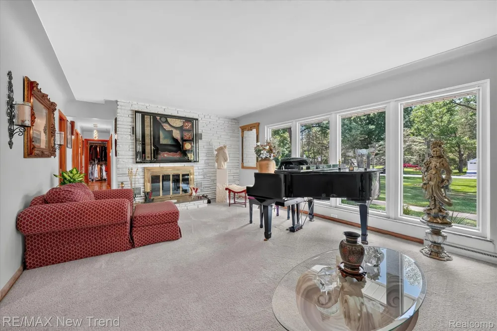 24414 Lois Lane Southfield City, MI 48075