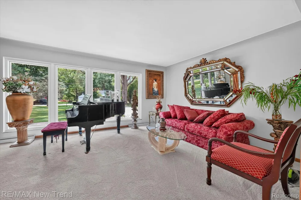 24414 Lois Lane Southfield City, MI 48075