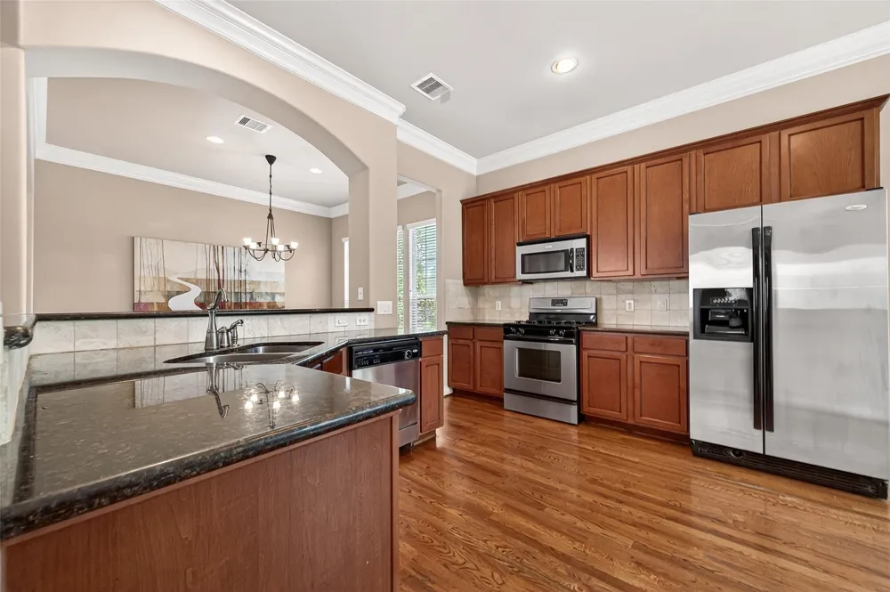 8810 Lakeshore Bend Drive Houston, TX 77080