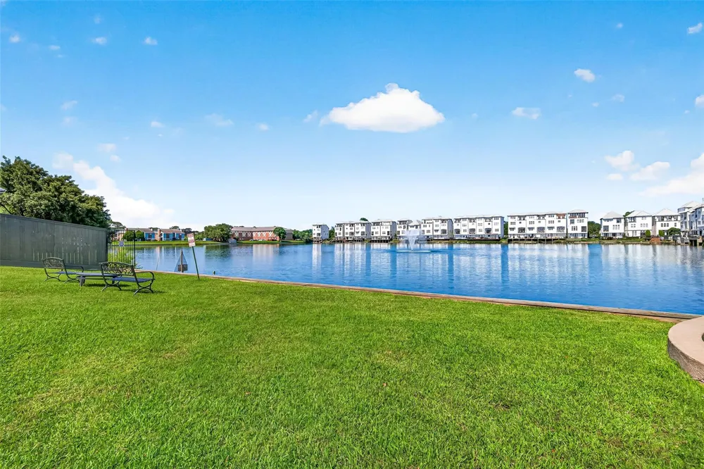 8810 Lakeshore Bend Drive Houston, TX 77080