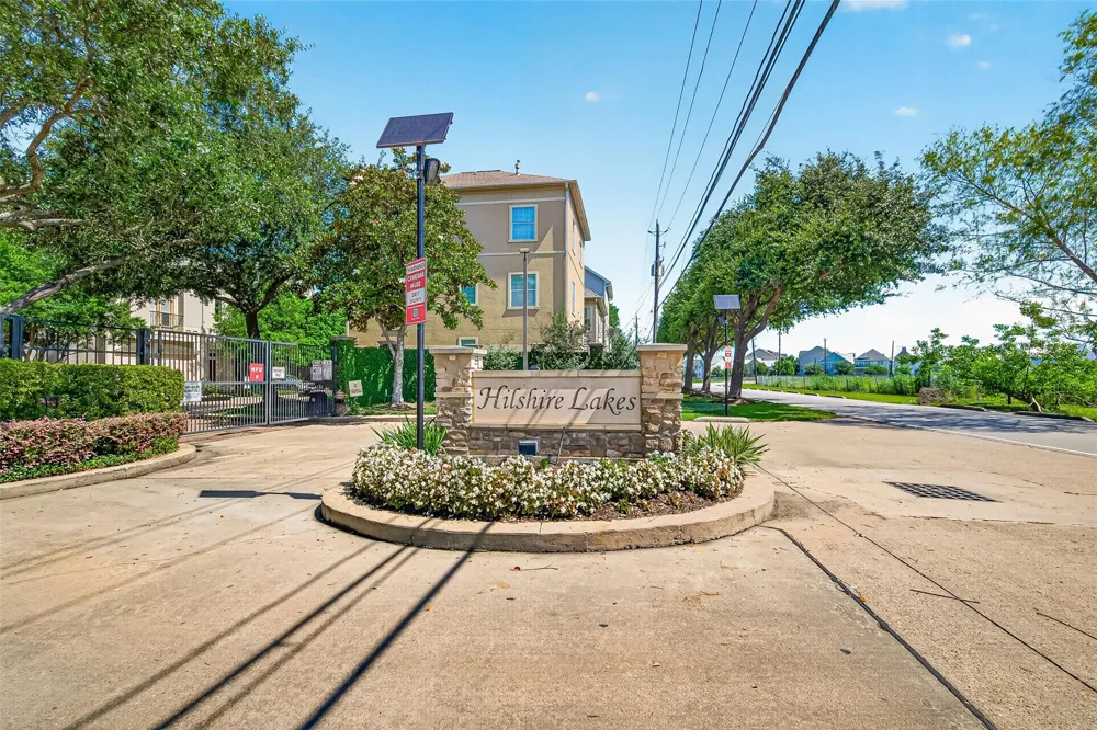 8810 Lakeshore Bend Drive Houston, TX 77080