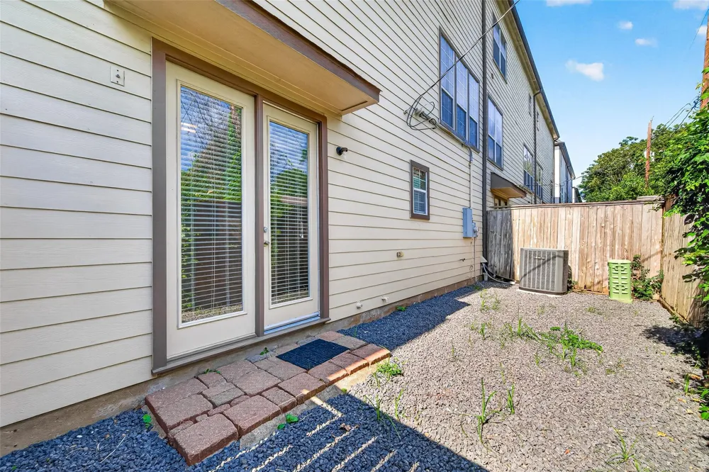 8810 Lakeshore Bend Drive Houston, TX 77080
