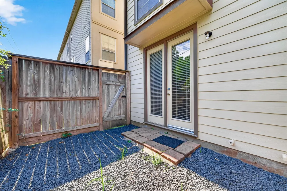 8810 Lakeshore Bend Drive Houston, TX 77080