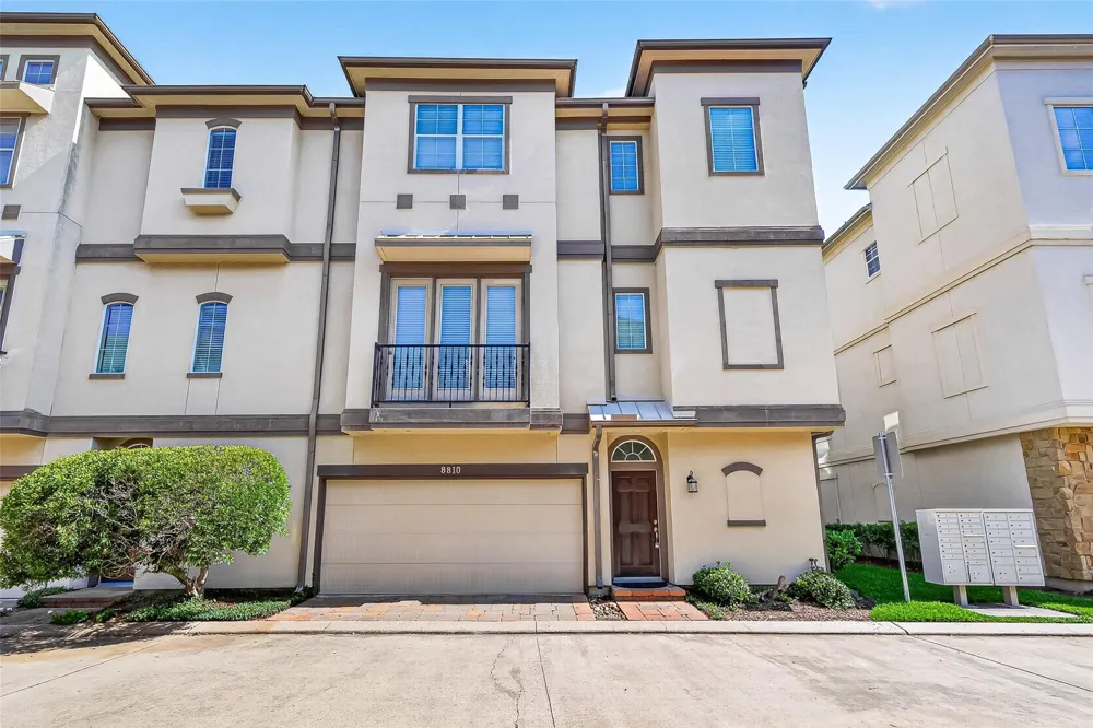 8810 Lakeshore Bend Drive Houston, TX 77080