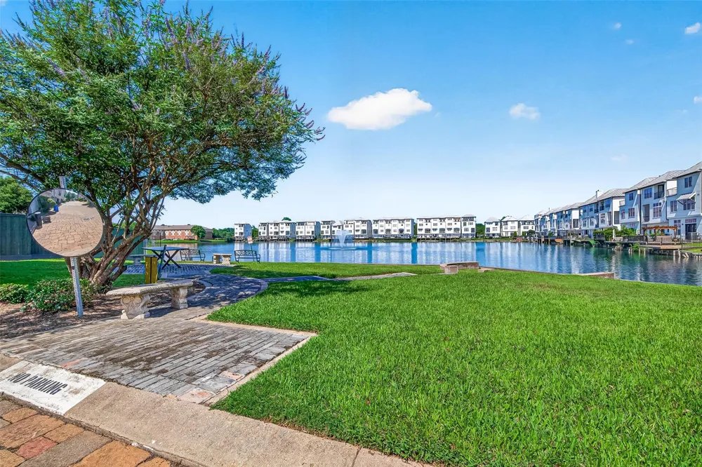 8810 Lakeshore Bend Drive Houston, TX 77080