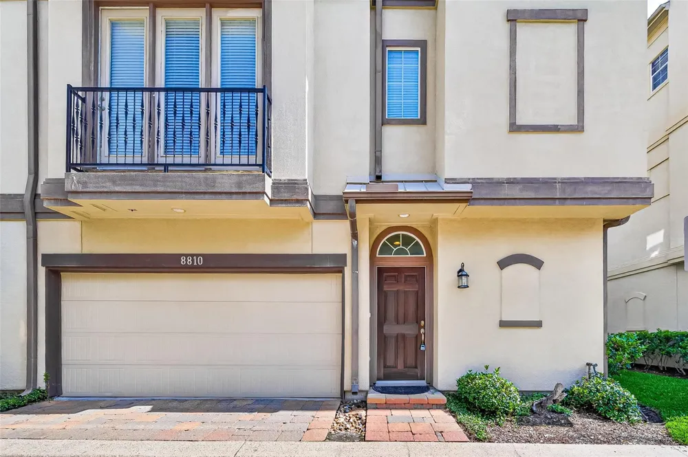 8810 Lakeshore Bend Drive Houston, TX 77080