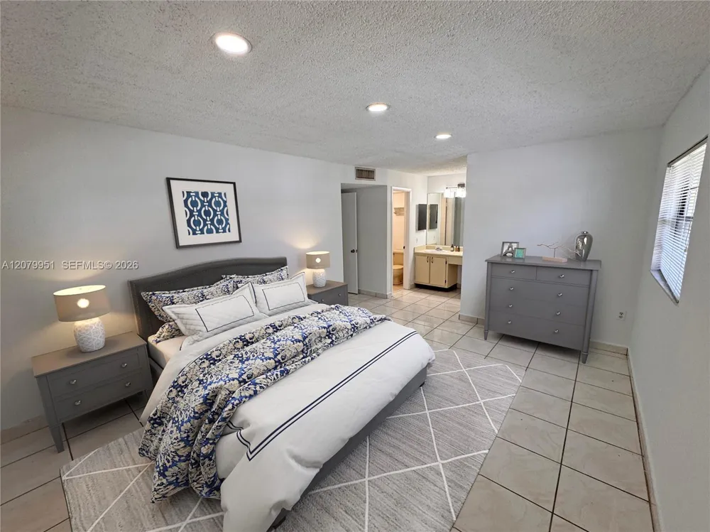 18905 NW 62nd Ave #204 Hialeah, FL 33015