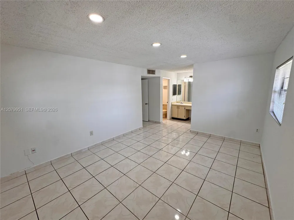 18905 NW 62nd Ave #204 Hialeah, FL 33015