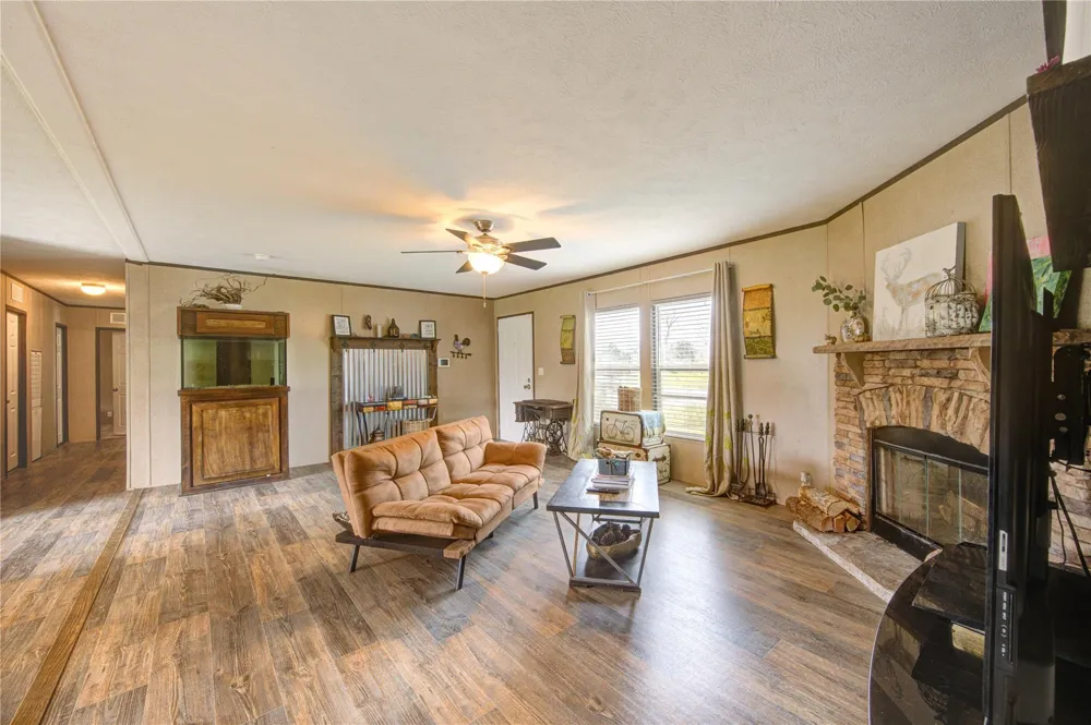 2923 County Road 292 Alvin, TX 77511
