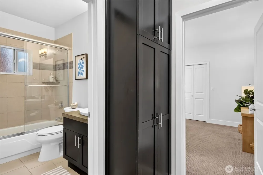 1820 24th Avenue #101 Seattle, WA 98122