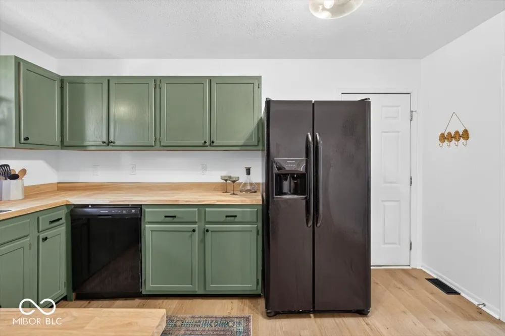 2410 Dell Zell Drive Indianapolis, IN 46220
