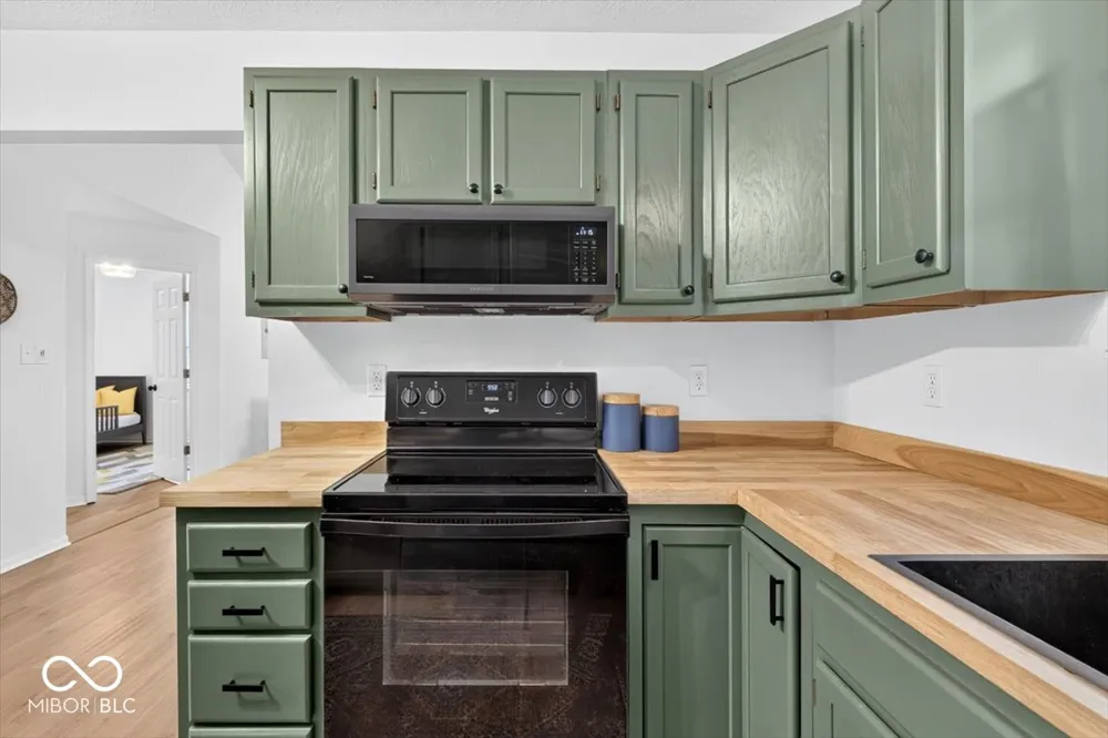 2410 Dell Zell Drive Indianapolis, IN 46220