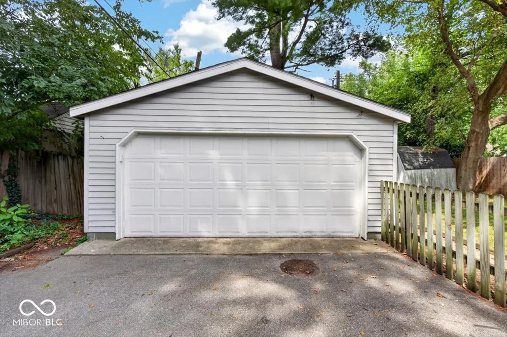 2410 Dell Zell Drive Indianapolis, IN 46220