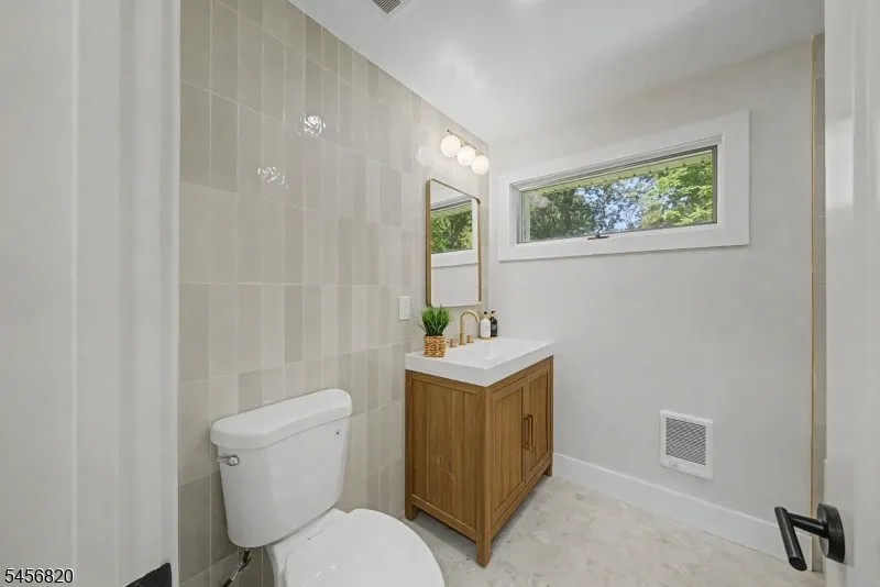 19 Ferndale Rd Wayne, NJ 07470