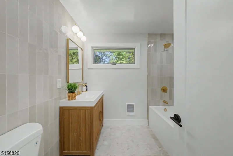 19 Ferndale Rd Wayne, NJ 07470