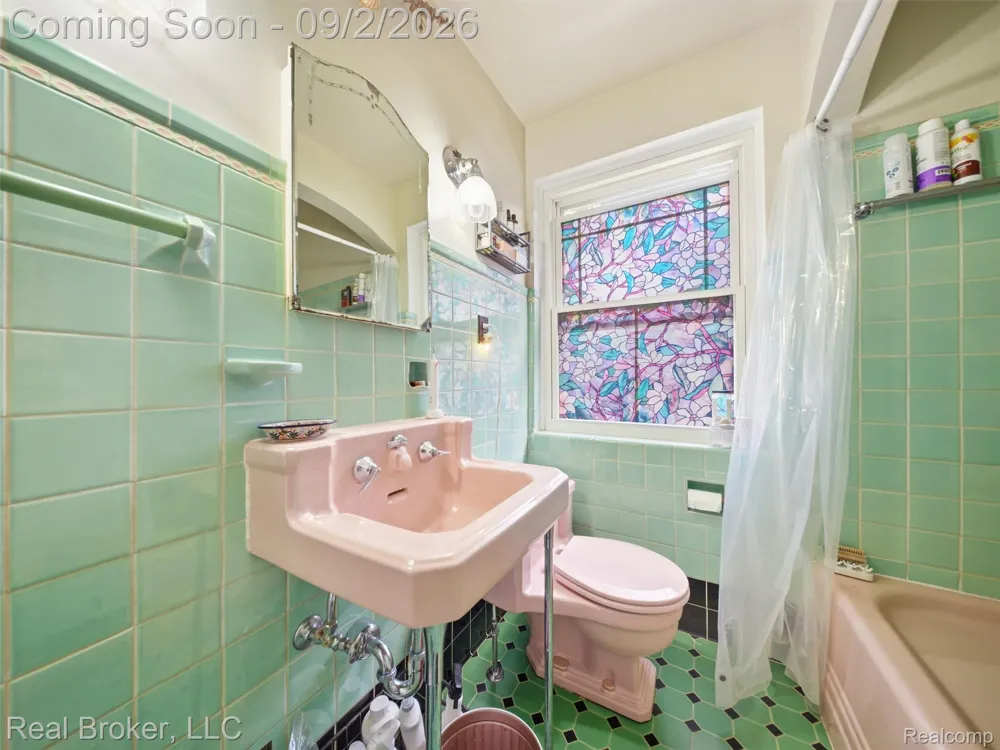 446 W Drayton Street Ferndale City, MI 48220