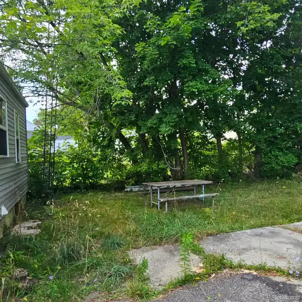 629 Spencer Street Flint City, MI 48505