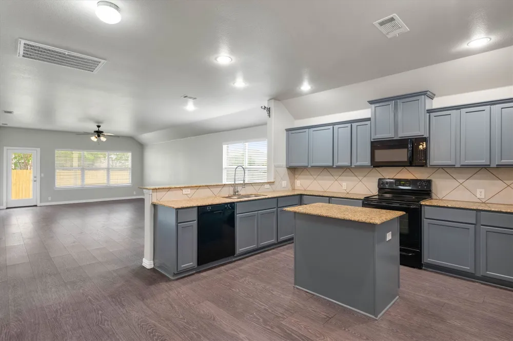 221 Bear Trail Waxahachie, TX 75167