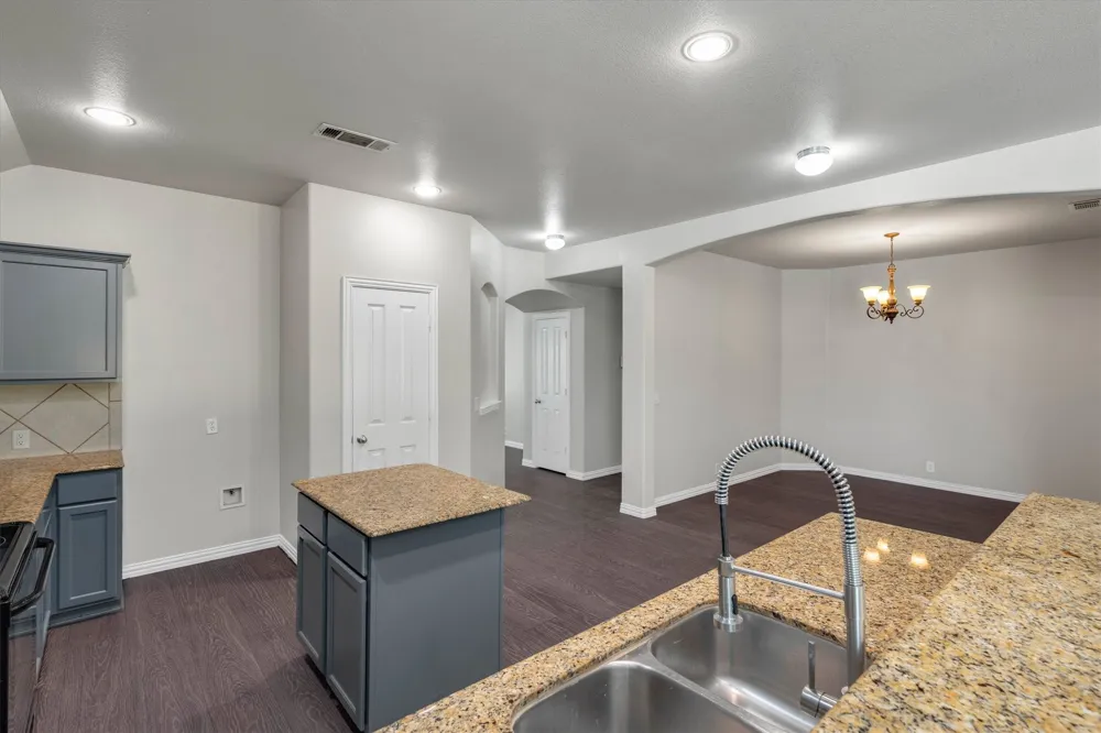 221 Bear Trail Waxahachie, TX 75167