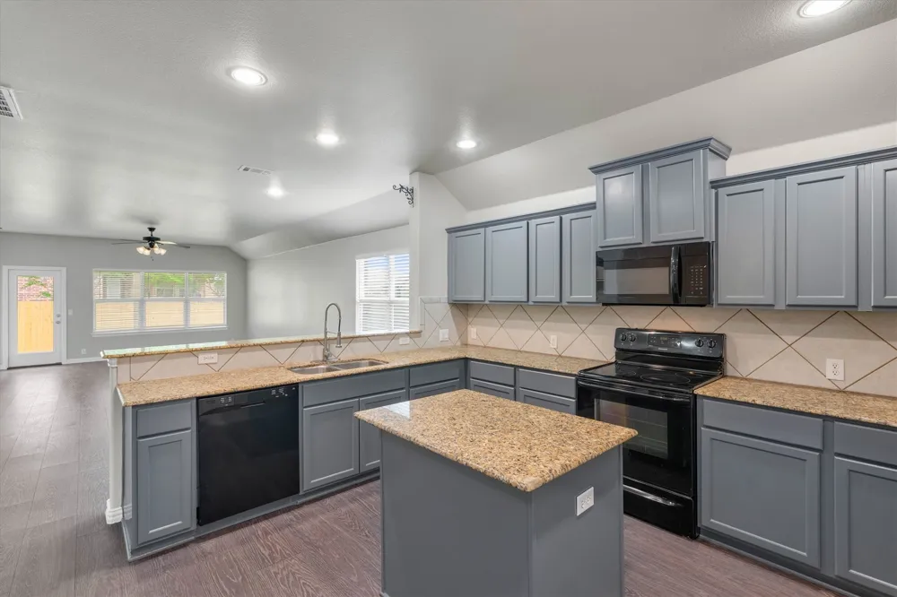 221 Bear Trail Waxahachie, TX 75167