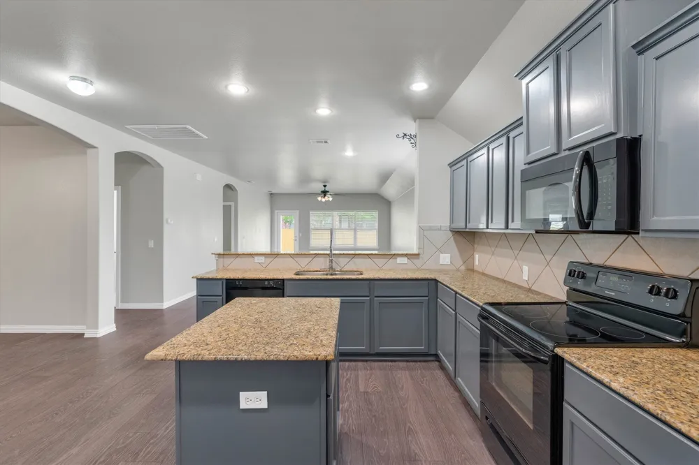 221 Bear Trail Waxahachie, TX 75167