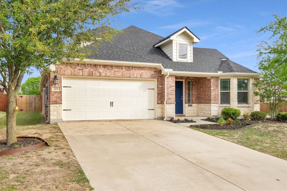 221 Bear Trail Waxahachie, TX 75167