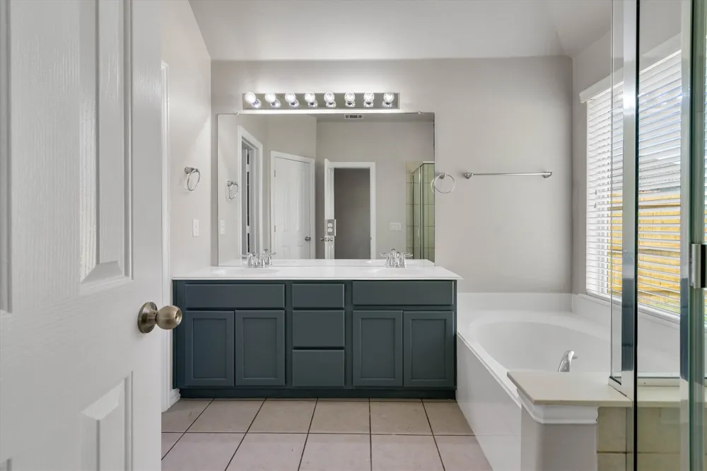 221 Bear Trail Waxahachie, TX 75167