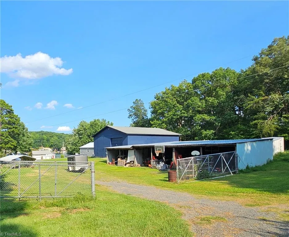 225 8th Avenue New London, NC 28127