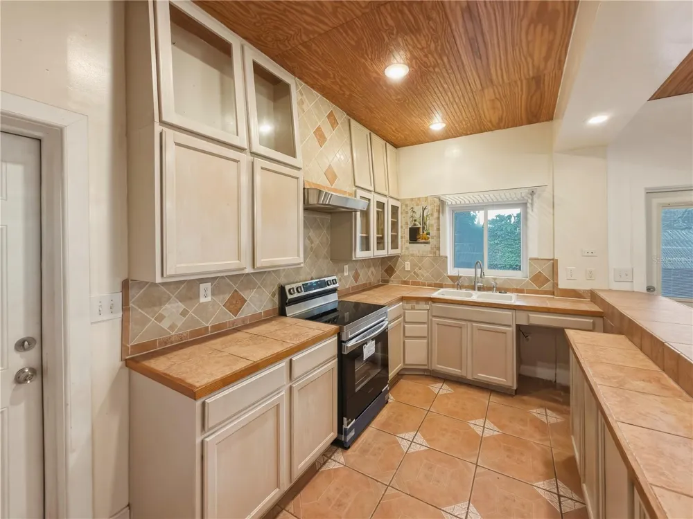 211 E 131ST AVENUE Tampa, FL 33612