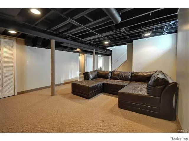 9873 Carter Avenue Allen Park City, MI 48101