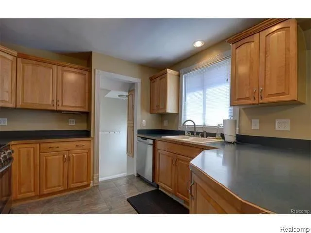 9873 Carter Avenue Allen Park City, MI 48101