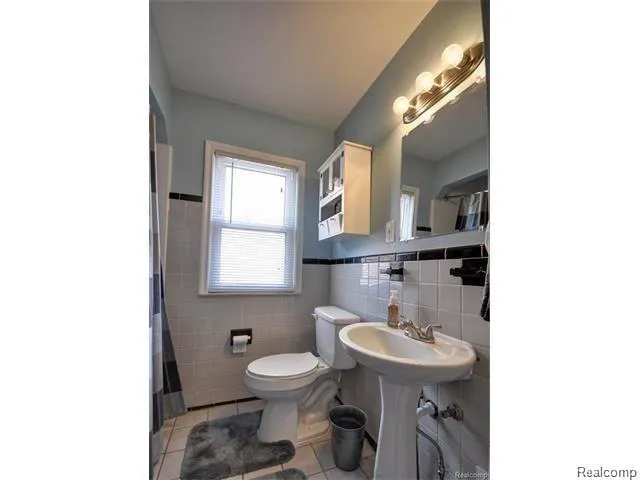 9873 Carter Avenue Allen Park City, MI 48101
