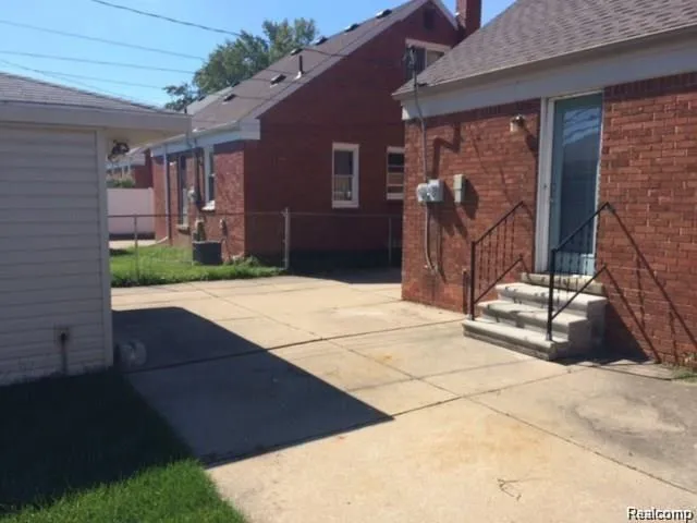 9873 Carter Avenue Allen Park City, MI 48101