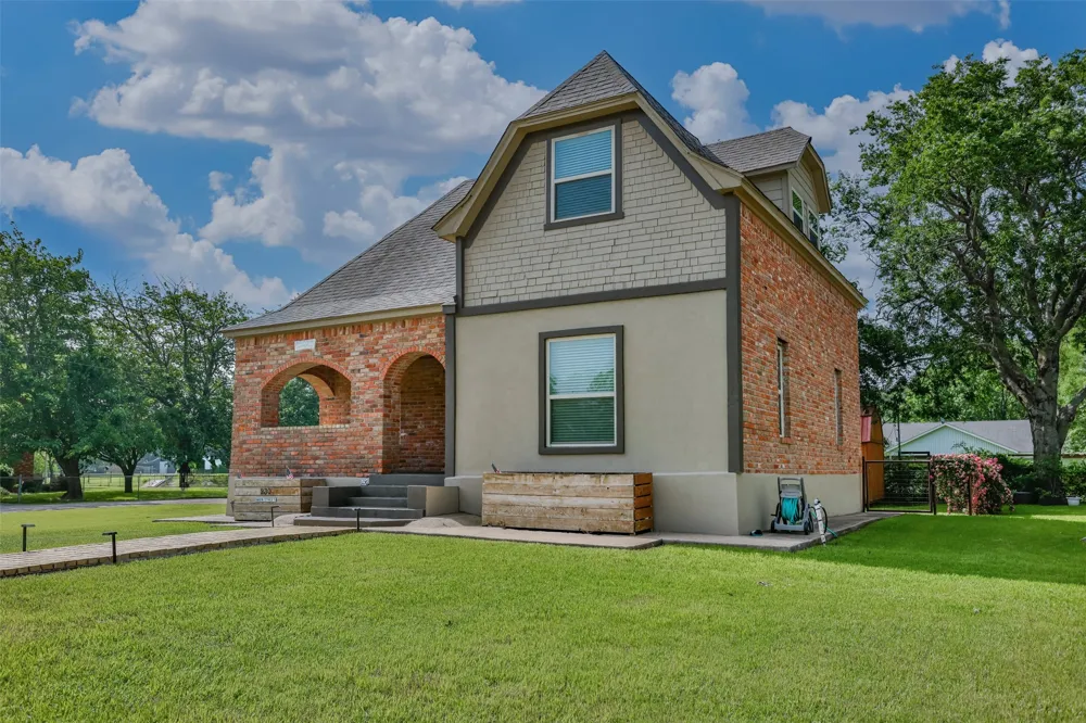 230 E Main Street Lindsay, TX 76250