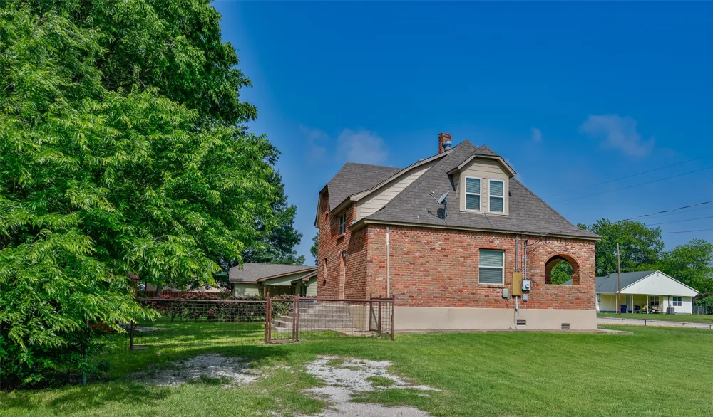 230 E Main Street Lindsay, TX 76250