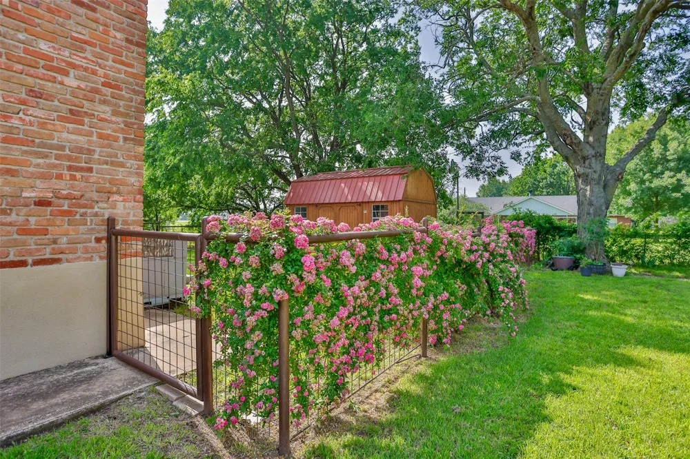 230 E Main Street Lindsay, TX 76250