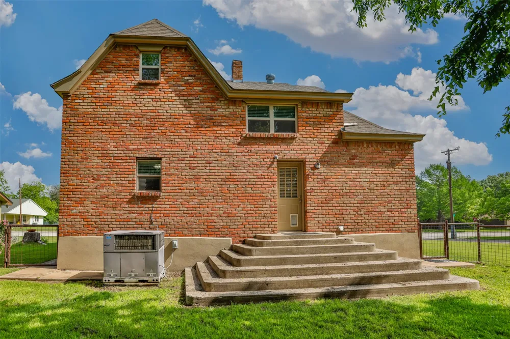 230 E Main Street Lindsay, TX 76250