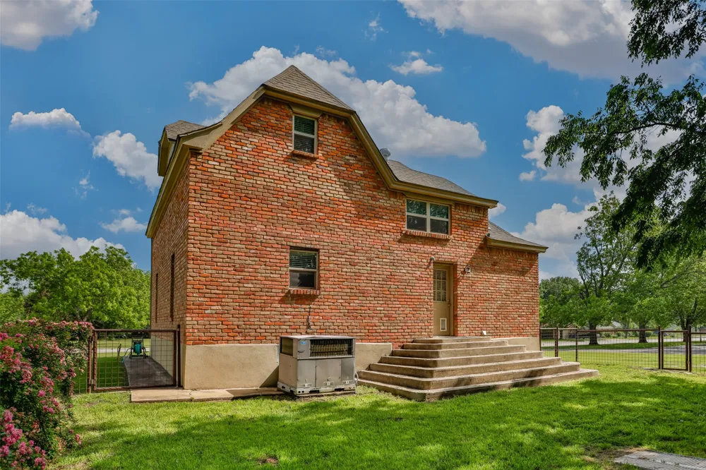 230 E Main Street Lindsay, TX 76250