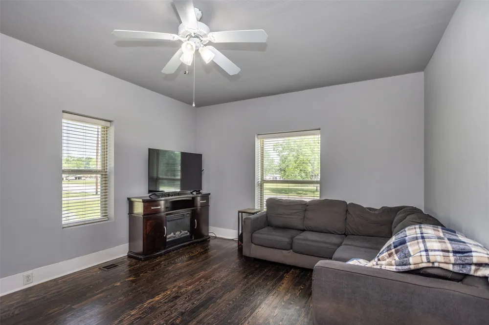 230 E Main Street Lindsay, TX 76250