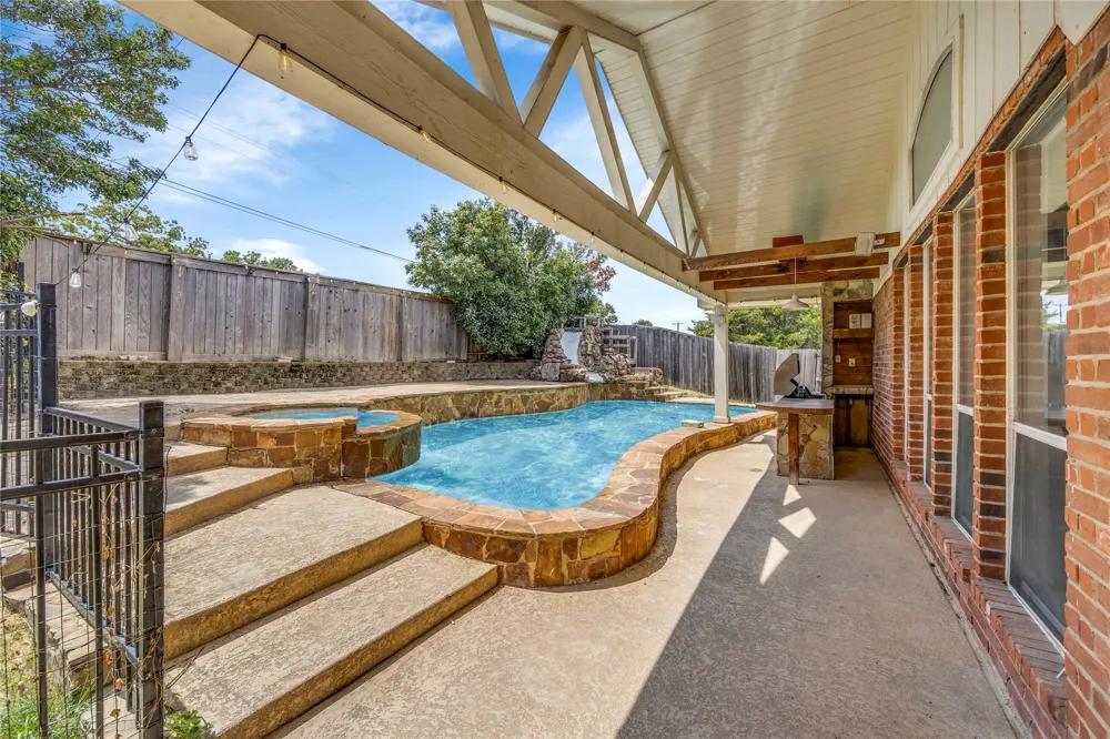 2622 Westwind Drive Corinth, TX 76210
