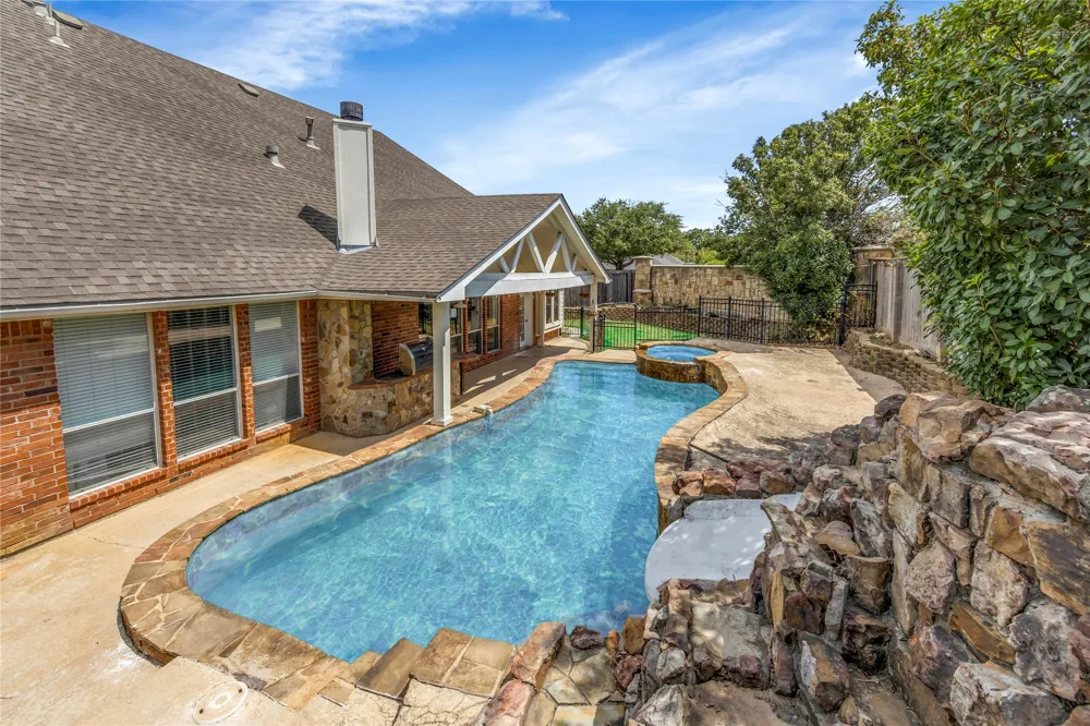 2622 Westwind Drive Corinth, TX 76210