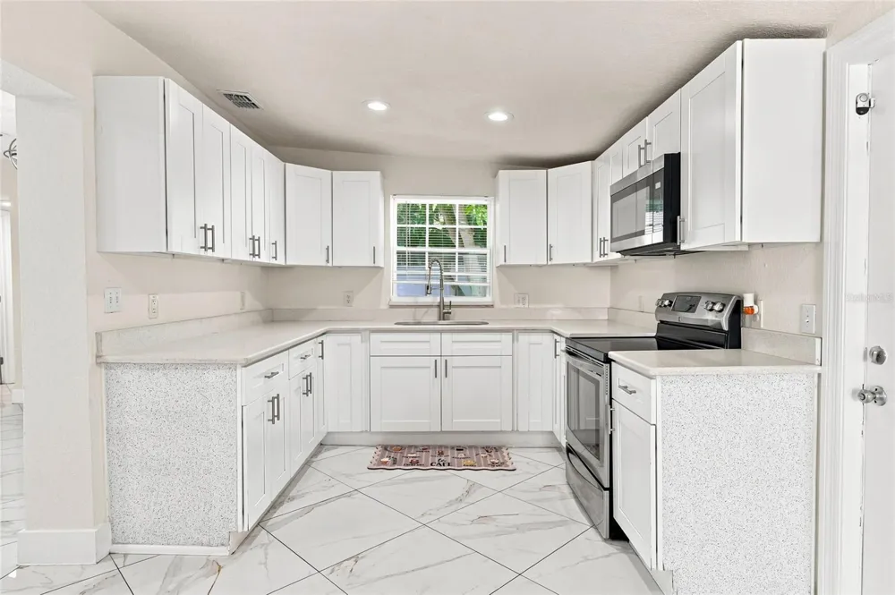 7805 WINSTON LANE Tampa, FL 33615