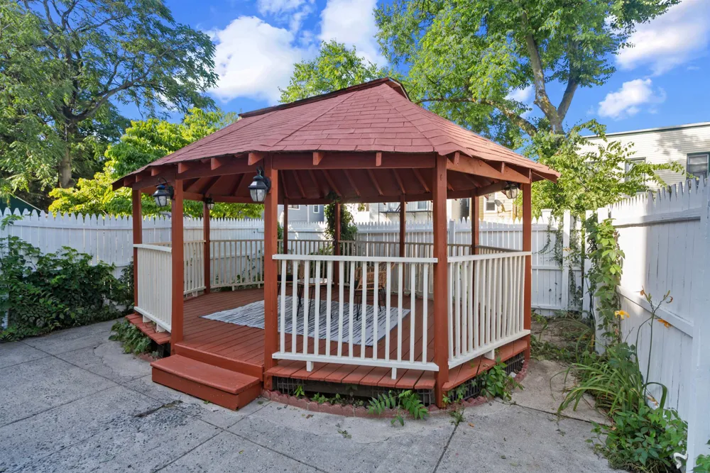 110 MAPLE ST Weehawken, NJ 07086