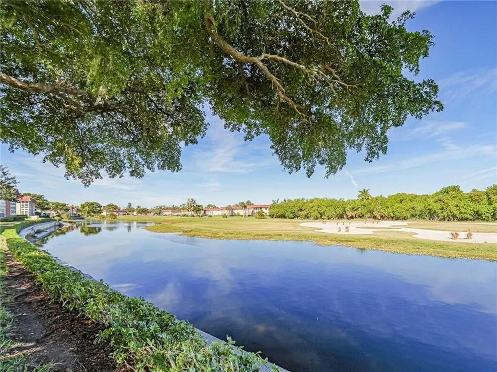 73 Royal Oak Court #101 Vero Beach, FL 32962