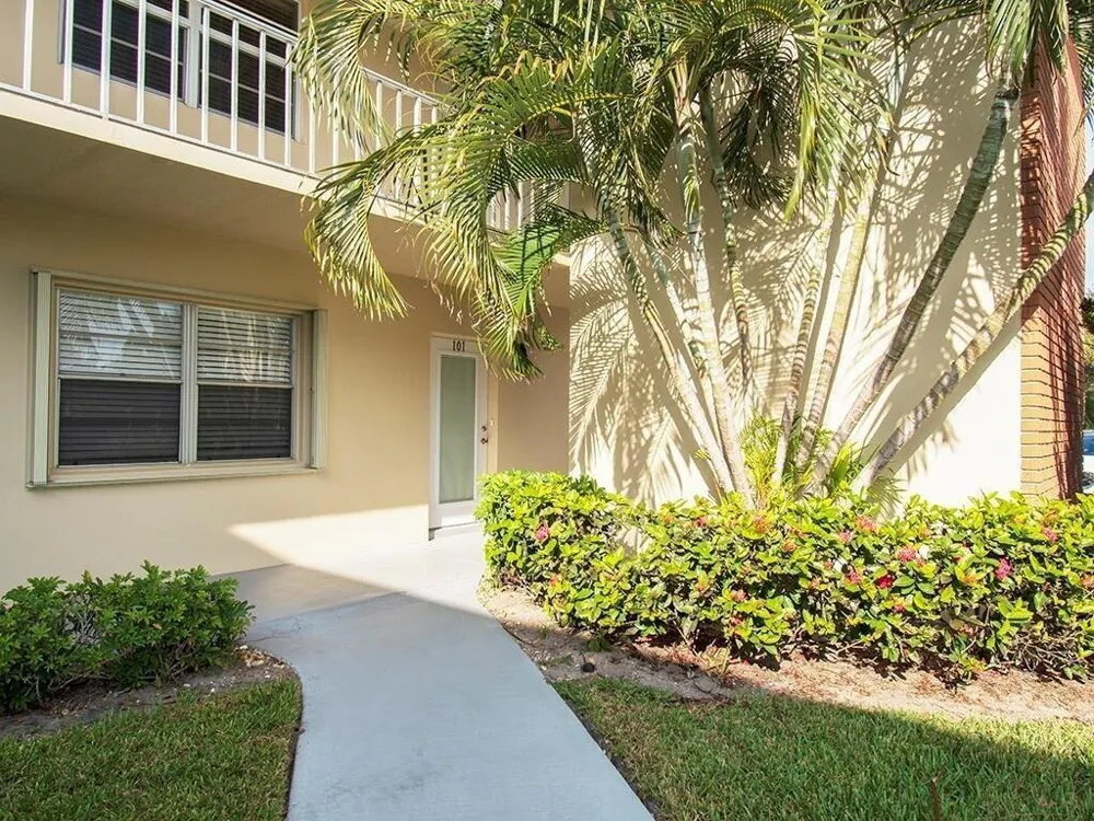 73 Royal Oak Court #101 Vero Beach, FL 32962