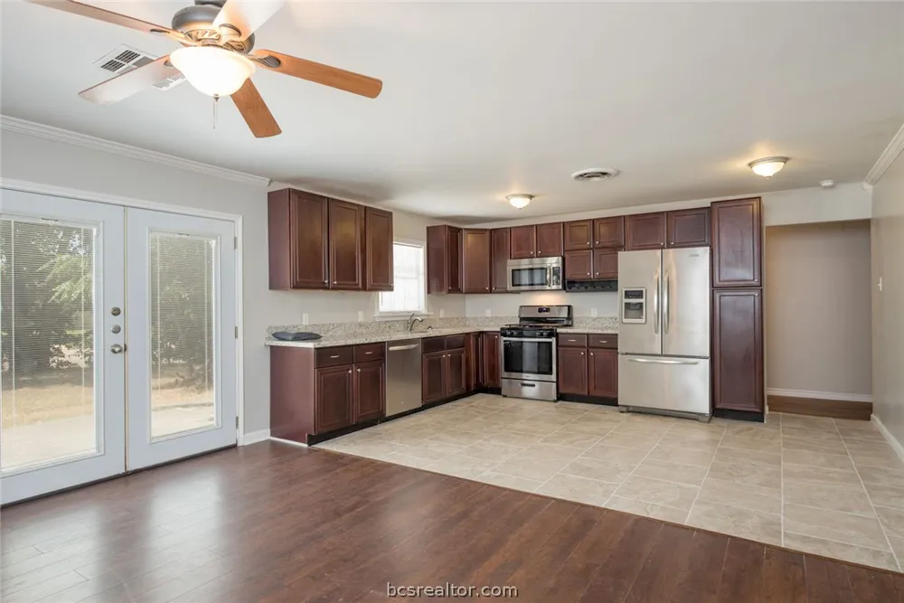 906 Lazy Lane Bryan, TX 77802