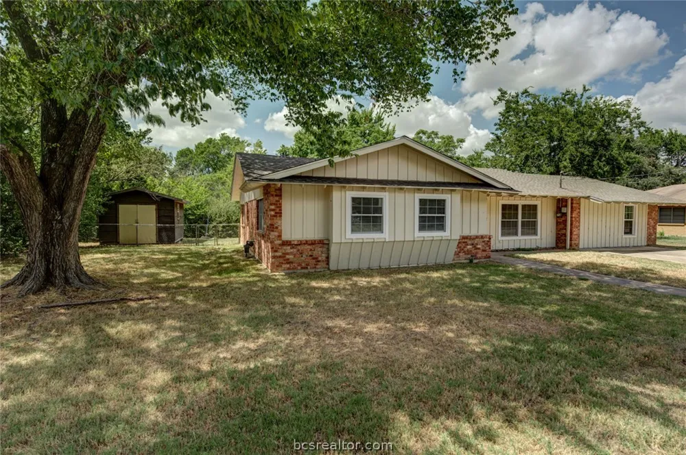 906 Lazy Lane Bryan, TX 77802